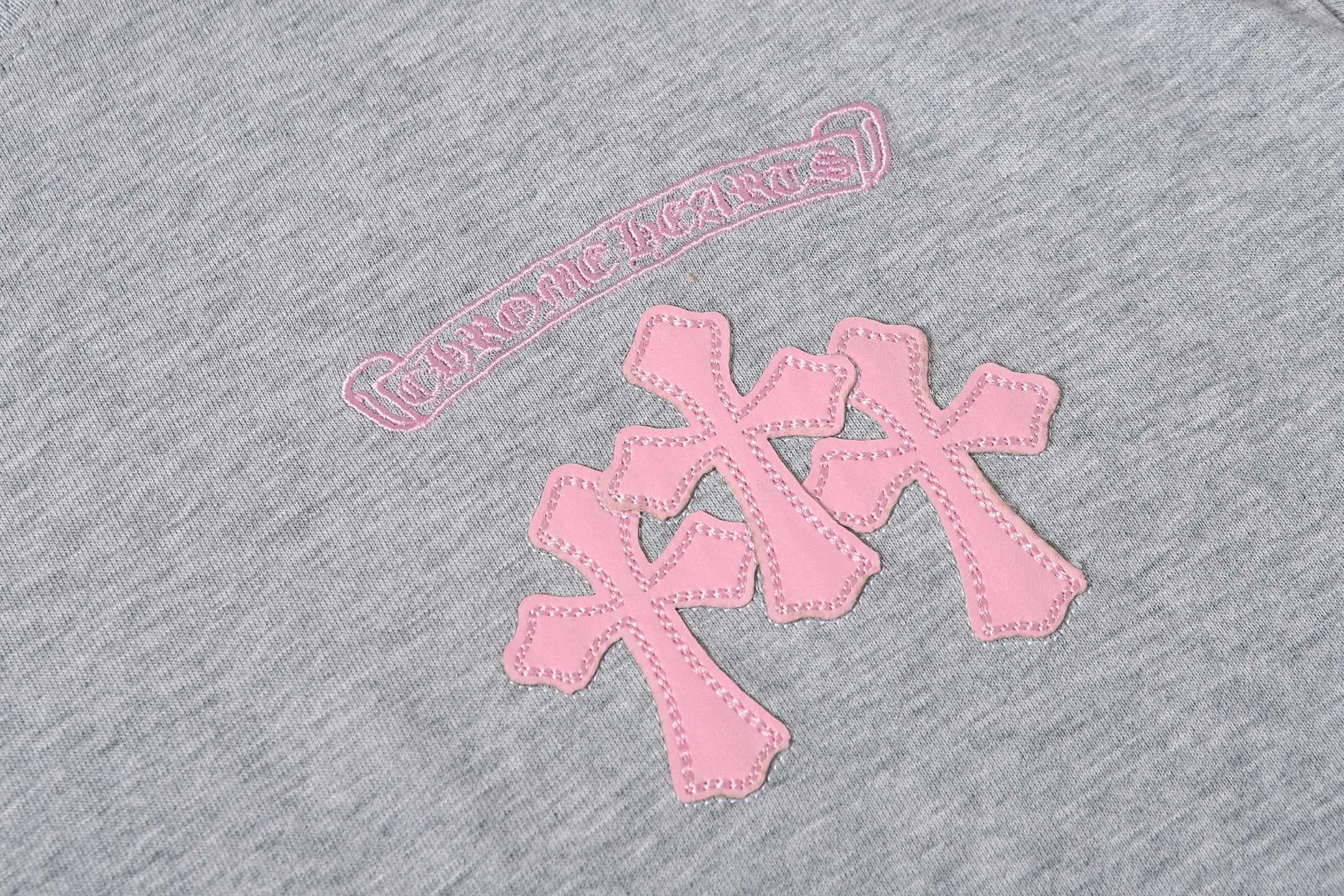 P160 Chrome Hearts CH Chrome Hearts Heavy Industry lip graffiti leather cross ✝️Short-sleeved T-shirt Use imported Tajima machine embroidery Correctly configured Black 2025 Chrome Hearts nylon bag authentic packaging 260 grams of custom-dyed double yarn cotton Large version Loose and stylish Differentiation from low version slim and long version The upper body pulls the hips 100% commitment: top quality Do not make fast food The highest version on the market Top quality - different from the ordinary versions on the market If you care about quality, you should also respect the price. Absolutely 0 after-sales service and 0 return rate so far. It’s hard not to love the style - 260g custom-dyed double yarn fabric - Correct high-density main mark, washed tag, hand-sewn